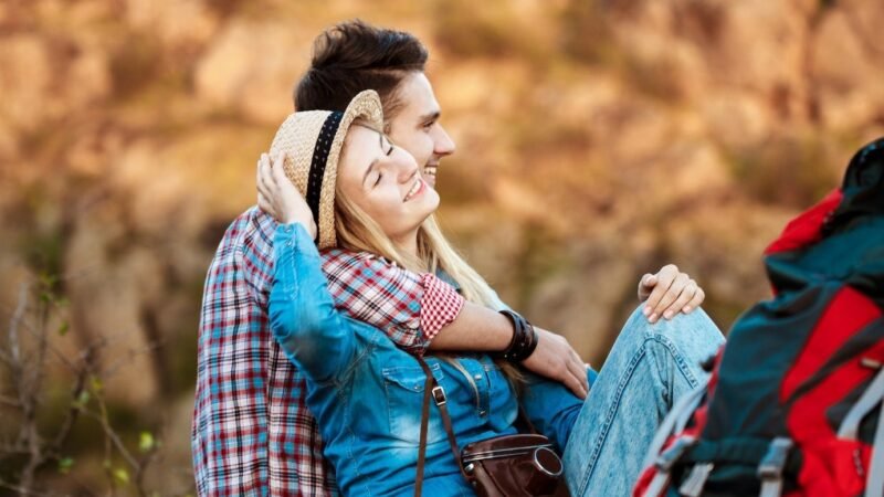 Escaparte en Gestos: Un Romance a Través del Tiempo