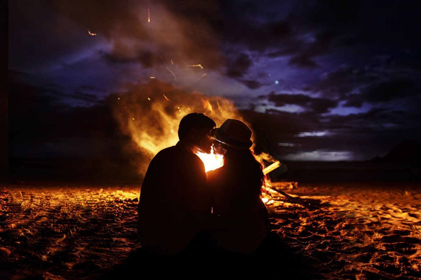 Aniversario en Fuego: Cómo Mantener Vivas las Conversaciones que Hablan de Amor